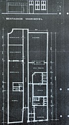 <p>Bestaande plattegrond van de begane grond van Oudestraat 36-38 in 1964, met boven de bestaande onderpui van nr. 38. De open plaats achter Oudestraat 36 is inmiddels overbouwd (Stadsarchief Kampen). </p>
